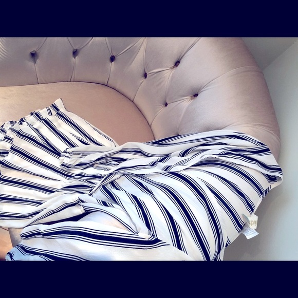 💙BEAUTIFUL BLUE/WHITE ROMPER💙 - Picture 5 of 9